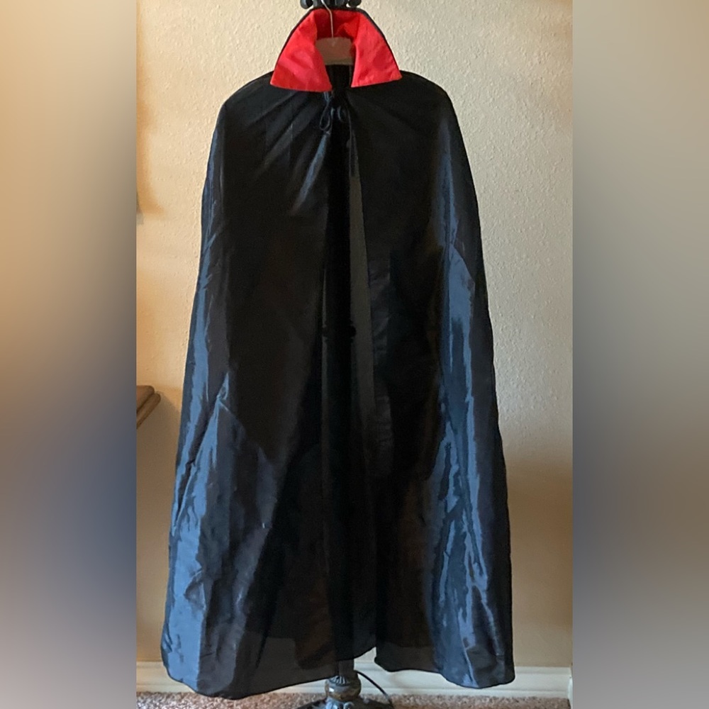Black/Red Cape - Picture 1 of 1